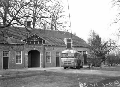 86559 Afbeelding van de Kromhout/Verheul autobus nr. 6 (serie 6-15) van het G.E.B.R.U. bij de Jeugdherberg Rhijnauwen ...